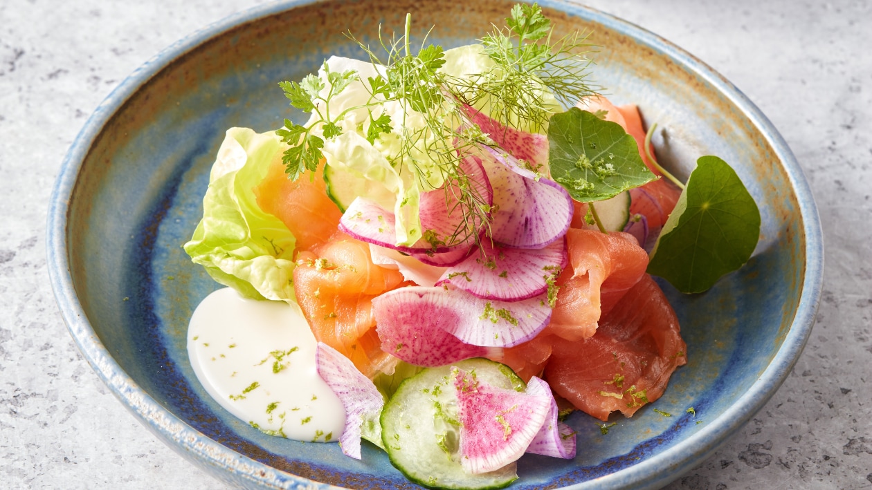 Salade met gerookte zalm, radijs en komkommer met yoghurt-limoen dressing